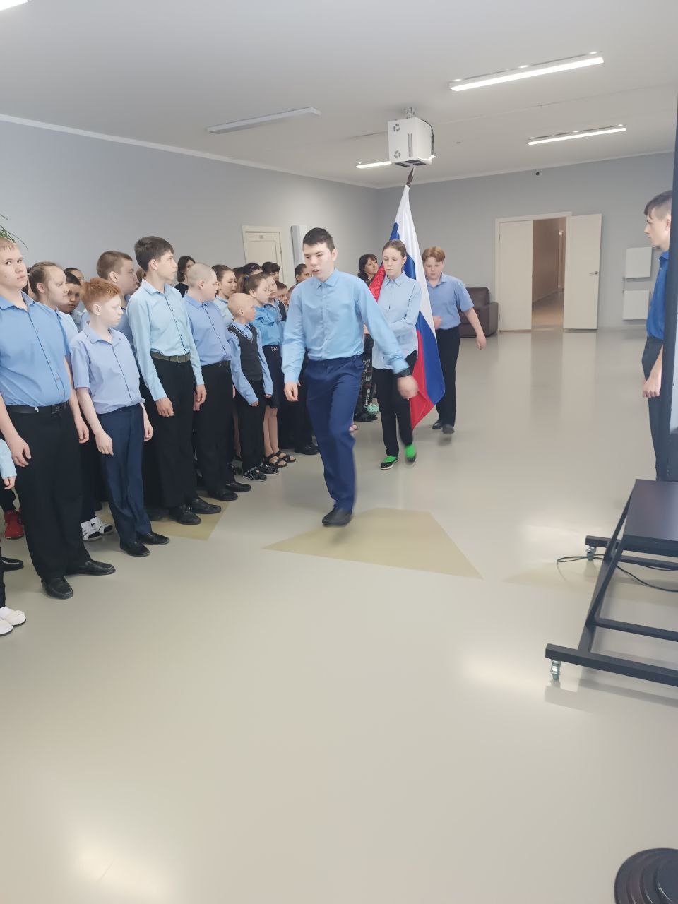 IV Четверть в нашей школе началась традиционно с линейки, вноса флага Российской Федерации и гимна Российской Федерации..